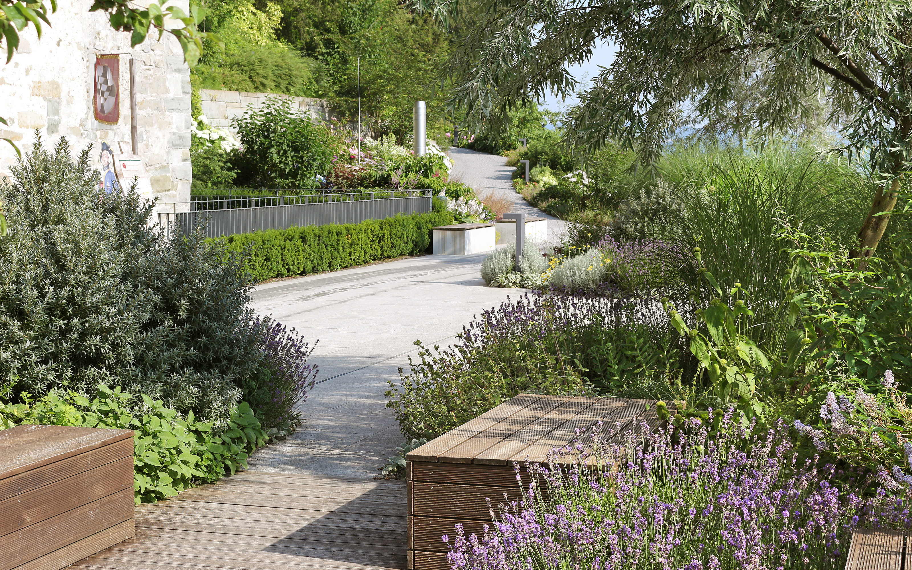 Vegetation an wooden podia with seating elements